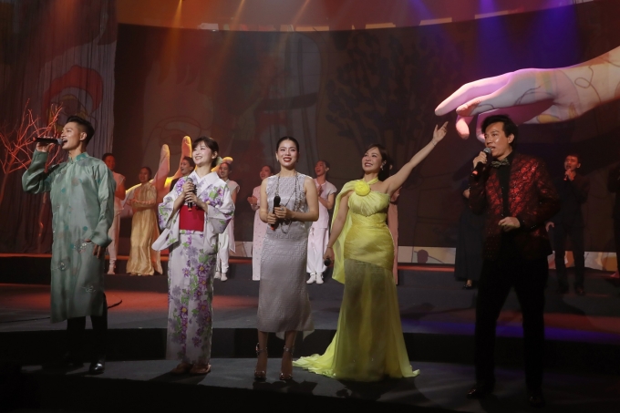 Từ trái qua: Đức Tuấn, Nakatani Akar (từng đóng phim Em và Trịnh), Lệ Quyên, Uyên Linh, Tấn Sơn trong tiết mục cuối. Ảnh: Lý Võ Phú Hưng