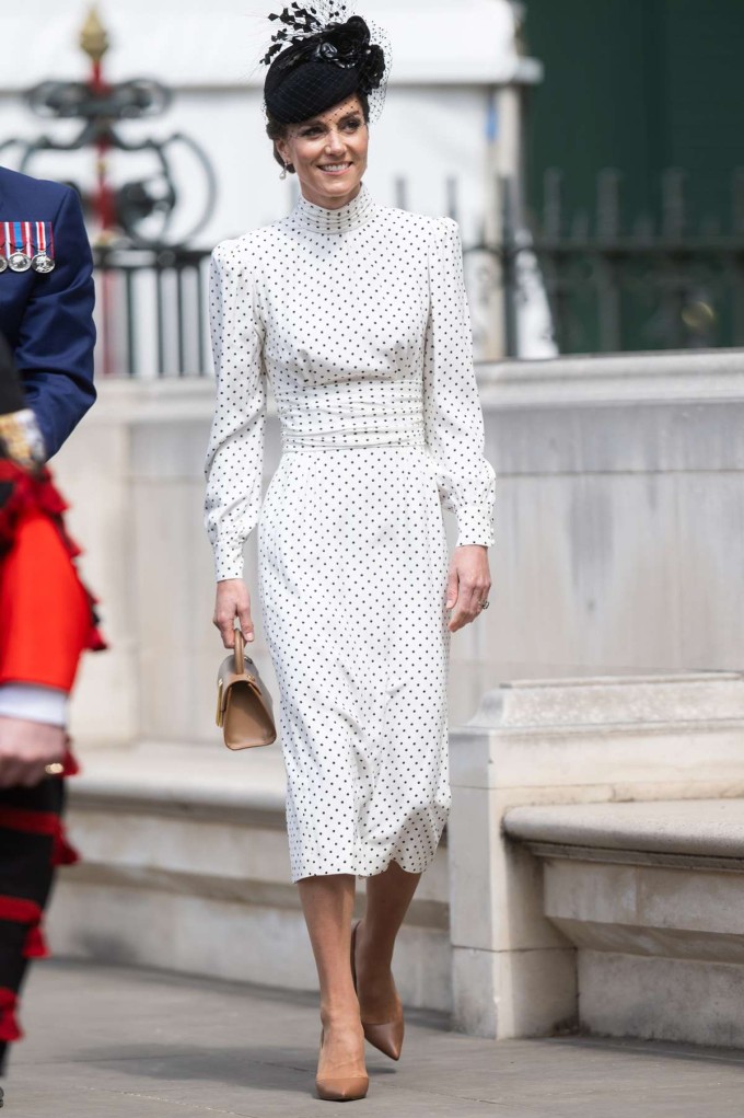 Kate được Vogue Anh tôn vinh là biểu tượng vượt thời gian 4 Kate mặc váy chấm bi kết hợp giày và túi xanh da nude hồi tháng 5. Ảnh: Samir Hussein