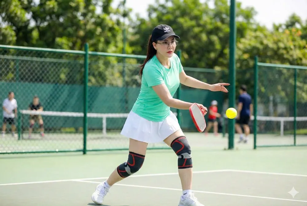 Trung tá Nguyễn Thị Ngọc Truyển 'yểu điệu thục nữ" trên sàn đấu Pickleball. nhung-bong-hong-vo-dich-the-gioi-o-dau-truong-pickleball-chien-binh-sao-vang (3).jpg