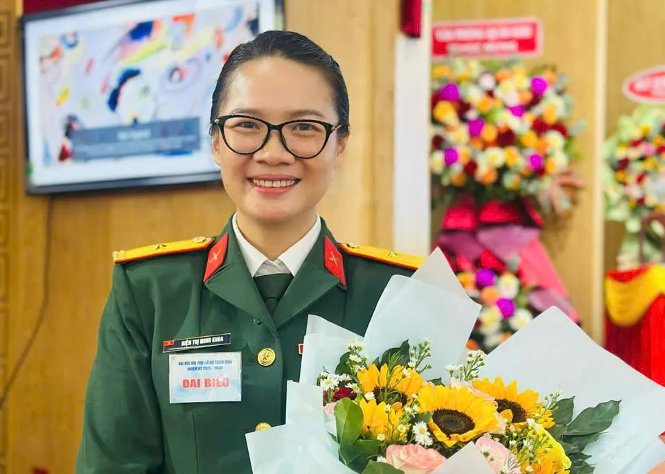 Thiếu tá Minh Khoa sẽ đứng cặp đôi nam nữ với đồng đội Ngọc Sơn trong cuộc chơi lớn Cúp Chiến binh Sao Vàng 2025. nhung-bong-hong-vo-dich-the-gioi-o-dau-truong-pickleball-chien-binh-sao-vang (4).jpg