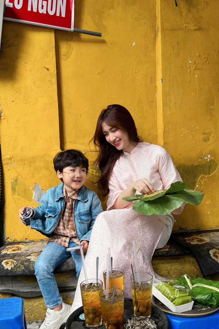 Con trai Hòa Minzy tự đăng trên fanpage hơn 1,8 triệu người theo dõi, động thái sau đó của mẹ mới bất ngờ 2 Con trai Hòa Minzy tự đăng trên fanpage hơn 1,8 triệu người theo dõi, động thái sau đó của mẹ mới bất ngờ