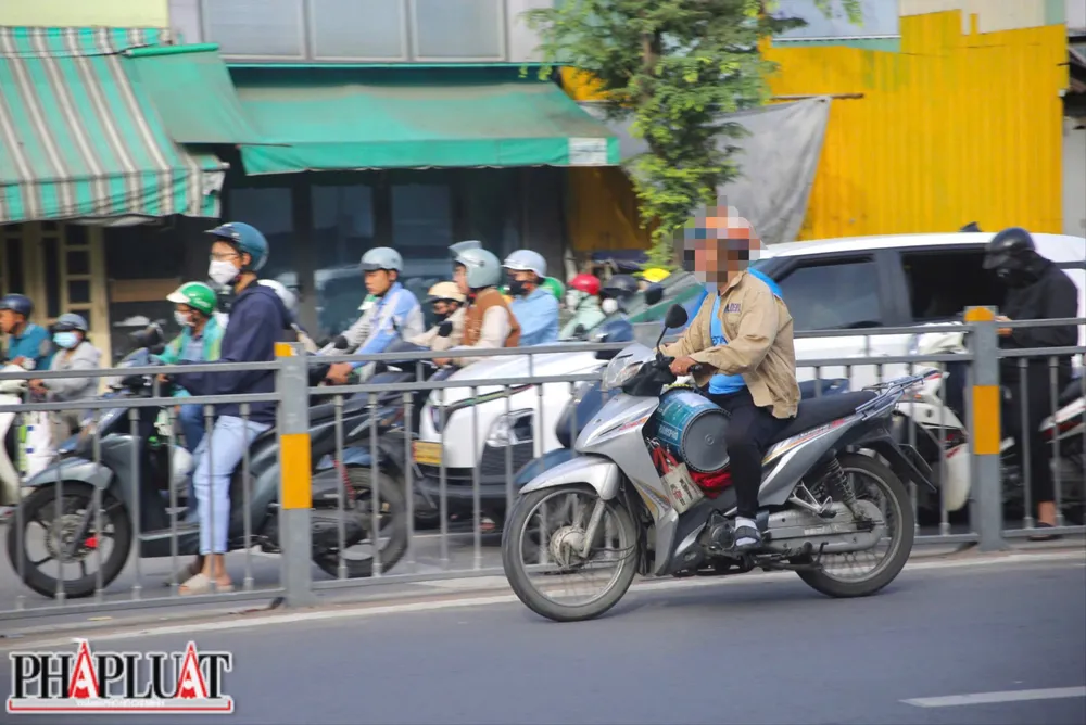 Nhiều người chạy ngược chiều với tốc độ cao. Ảnh: PHẠM HẢI z7327729326368_26f03cd4c58232ac1067d4670bbb93c6.jpg