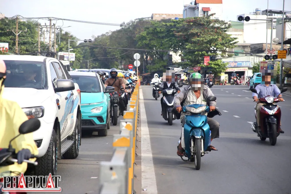 Một làn đường bị biến thành lối đi riêng cho xe chạy ngược chiều, làm giao thông hỗn loạn. Nhiều người dân phản ánh tình trạng này diễn ra thường xuyên nhưng chưa được xử lý triệt để. Ảnh: PHẠM HẢI z7327729325245_b0bad2de10f2740d9c909b3798b9918f.jpg
