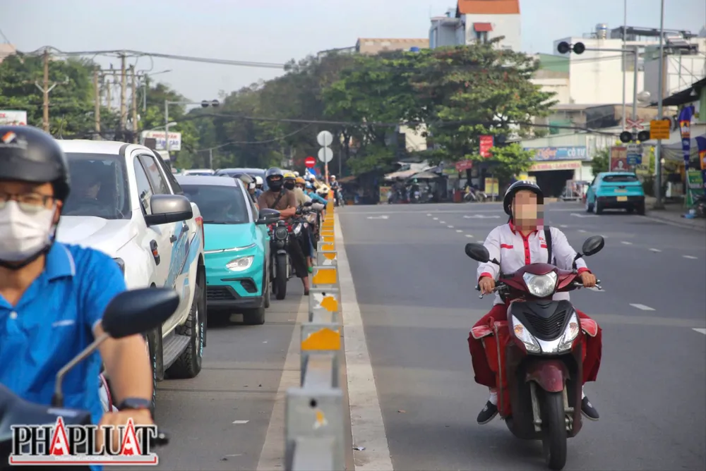 Người đi xe máy ngang nhiên chạy ngược chiều để “tiết kiệm thời gian”. Ảnh: PHẠM HẢI z7327729338811_d9e295e197831f08e91a5bdcb6cd06bc.jpg