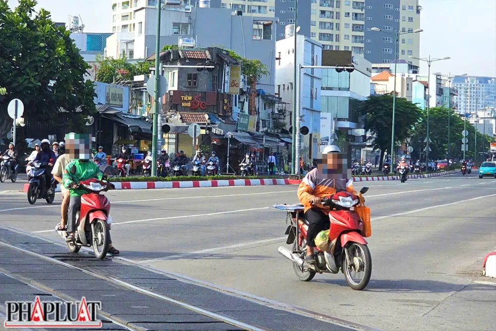 Nhiều tài xế chở khách, shiper, cũng phất lờ biển cấm. Ảnh: PHẠM HẢI z7327855190963_3dc58009ede1c7128a7089daa84e133c.jpg