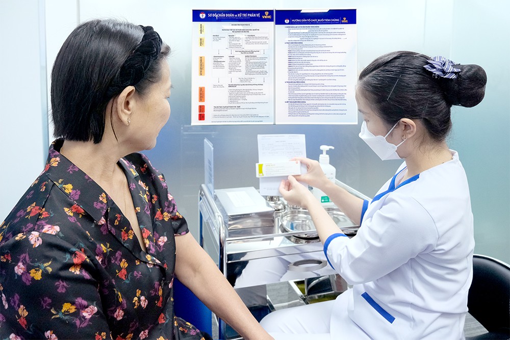 Việt Nam có thêm vắc xin RSV “siêu lá chắn” bảo vệ phổi trong bối cảnh ô nhiễm không khí gia tăng 4 Hệ thống Tiêm chủng VNVC ghi nhận nhiều người cao tuổi, có bệnh nền tiêm vắc xin RSV của GSK trong ngày đầu tiên ra mắt. Ảnh: Nhân Lê