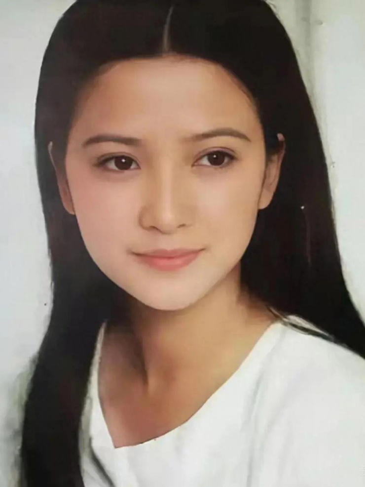 Nhan sắc một thời của đệ nhất mỹ nhân cổ trang Trung Quốc 4 Hà Tình diễn xuất trong Tây du ký (từ đầu đến 0:30), Hồng lâu mộng (từ 0:31 đến 1:05), Tam quốc diễn nghĩa (1:06 đến 1:29), Thủy Hử (từ 1:30 đến hết). Video: CCTV