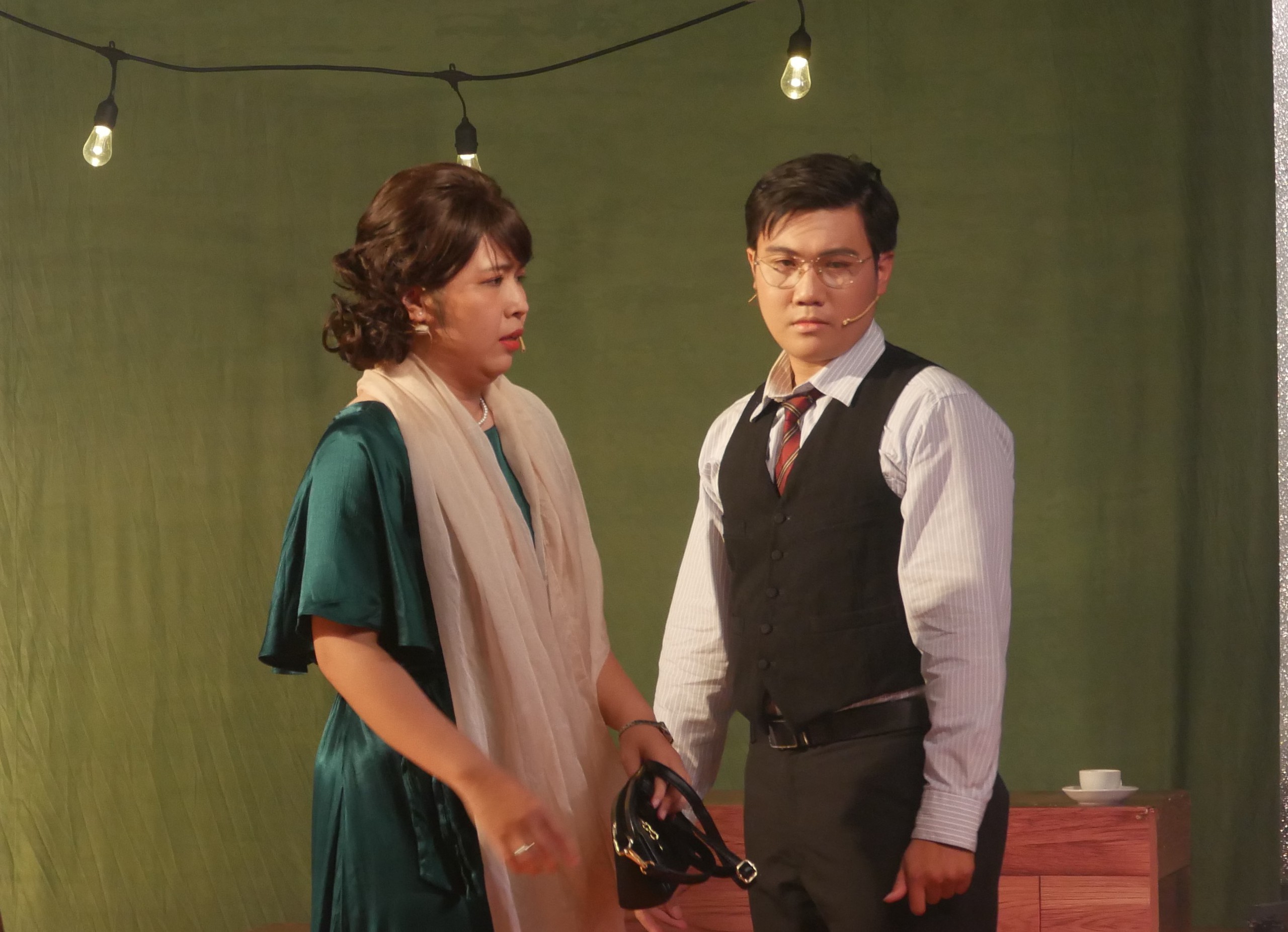 ‘Nằm khóc một mình: Ly rượu thần’ - những mảnh vỡ thanh xuân qua cuộc xuyên không- Ảnh 2. ‘Nằm khóc một mình: Ly rượu thần’ - những mảnh vỡ thanh xuân qua cuộc xuyên không- Ảnh 2.