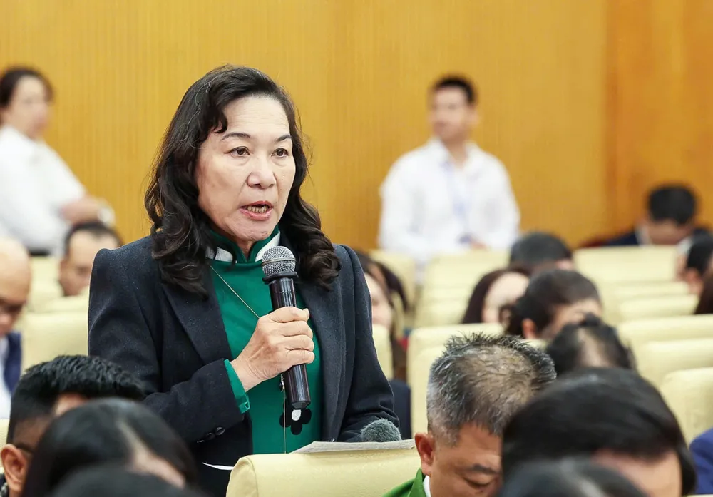 Đại diện cử tri nêu phản ánh, kiến nghị tại hội nghị tiếp xúc cử tri. Ảnh: HNY to-lam-5.jpg