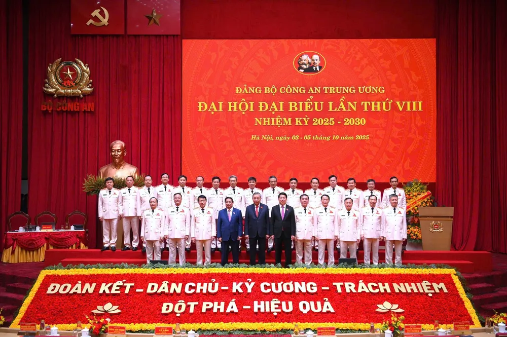 Tổng Bí thư Tô Lâm; Chủ tịch nước Lương Cường; Thủ tướng Chính phủ Phạm Minh Chính cùng các đồng chí trong Đảng ủy Công an Trung ương, lãnh đạo Bộ Công an dự Đại hội đại biểu Đảng bộ Công an Trung ương lần thứ VIII.