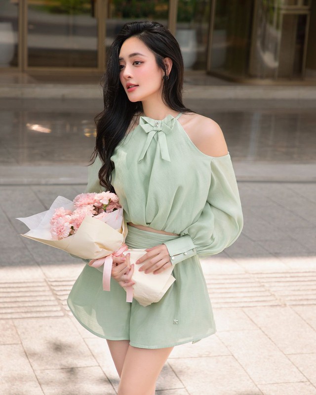 Áo khoét vai tôn đôi vai nhỏ nhắn cho người mặc- Ảnh 2.