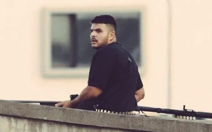 Naveed Akram, 24 tuổi, đứng trên cầu bộ hành tại bãi biển Bondi, Sydney, xả đạn vào đám đông ngày 14/12. Ảnh: ABC