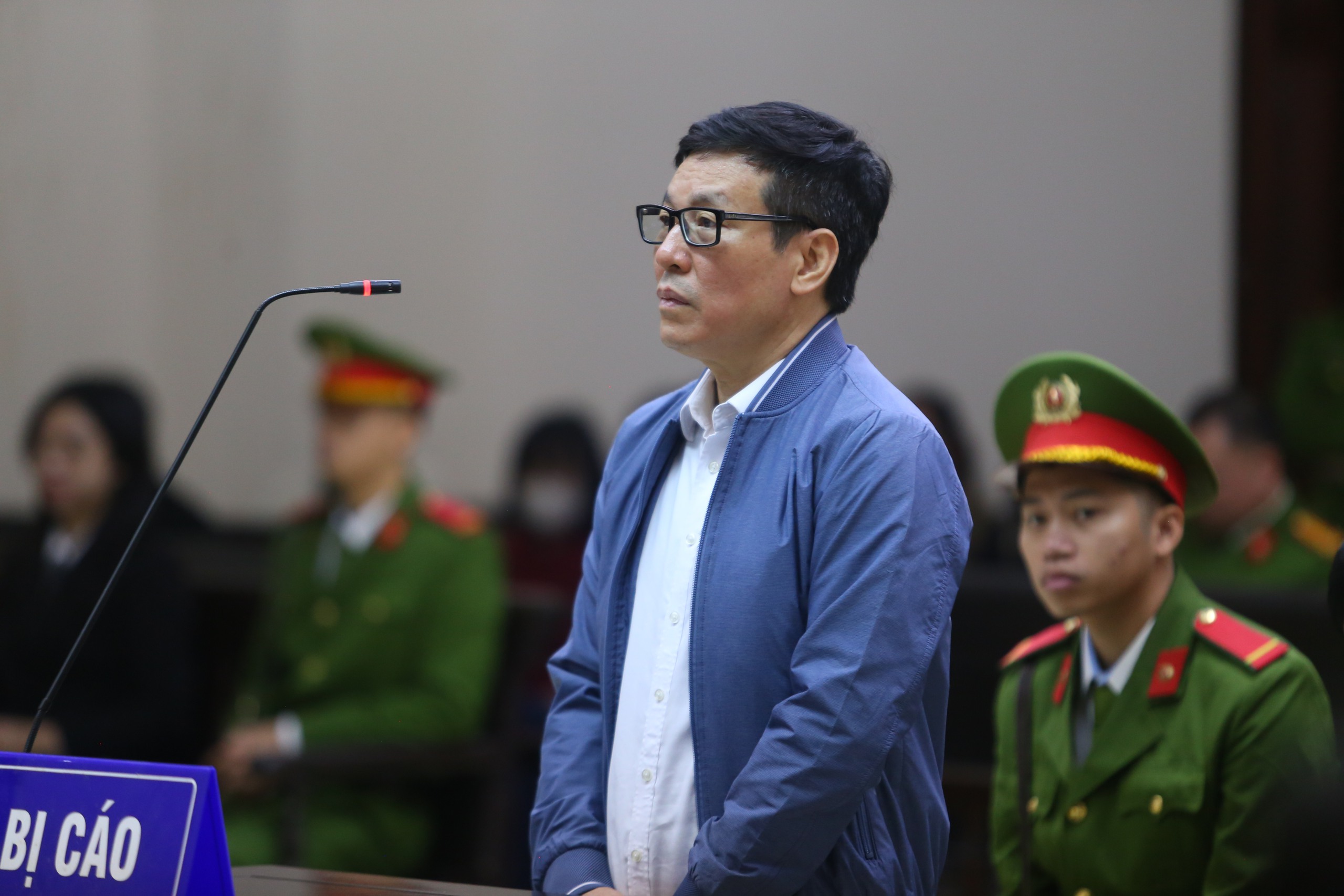 Hình ảnh bà Hoàng Thị Thúy Lan cùng các cựu lãnh đạo tỉnh Vĩnh Phúc cũ tại phiên tòa phúc thẩm 5 Hình ảnh bà Hoàng Thị Thúy Lan cùng các cựu lãnh đạo tỉnh Vĩnh Phúc cũ tại phiên tòa phúc thẩm - Ảnh 5.