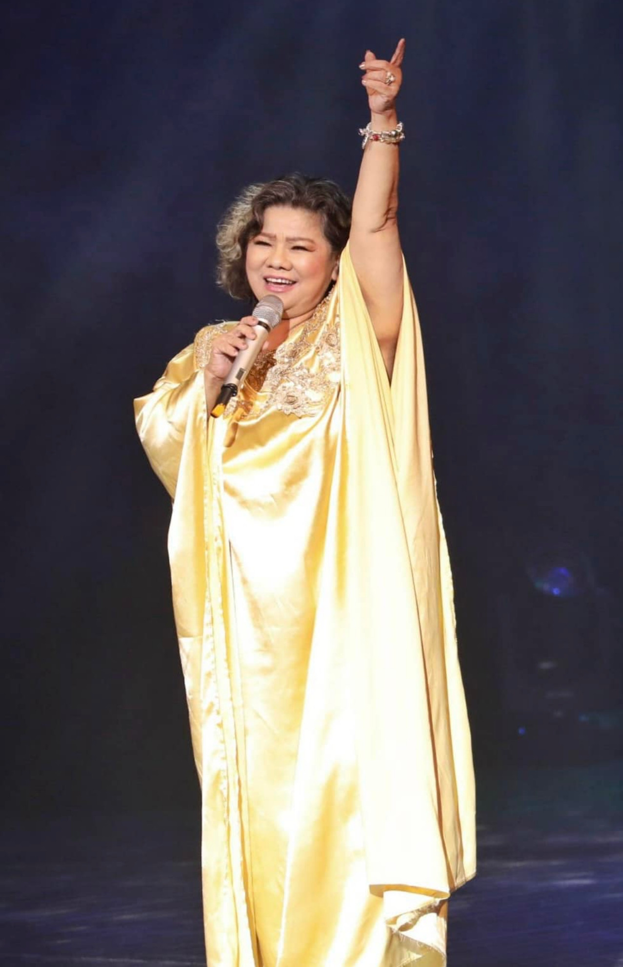 NSND Thanh Hoa U80 sống lạc quan dù bệnh tật, chuẩn bị cho ngày ra đi 3 NSND Thanh Hoa miệt mài ca hát.