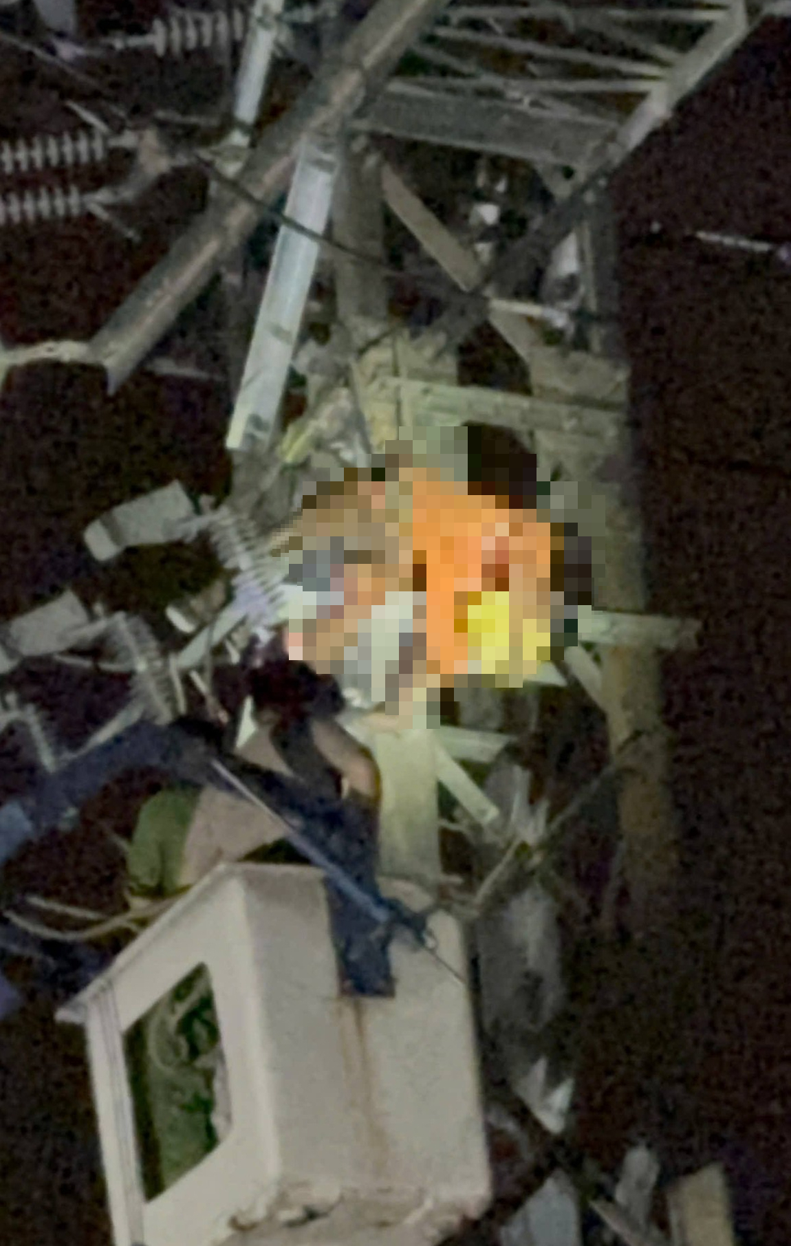 Người đàn ông tử vong do điện giật khi sửa đường dây trung thế ai chịu trách nhiệm - Ảnh 2. Người đàn ông tử vong do điện giật khi sửa đường dây trung thế ai chịu trách nhiệm - Ảnh 2.