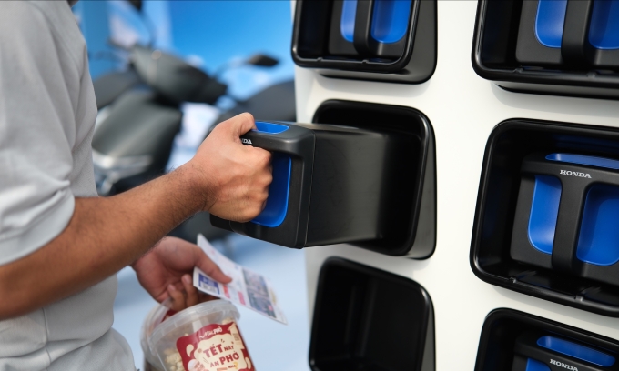 Thao tác đổi pin đơn giản, thuận tiện cho người dùng. Ảnh: Hồ Tân