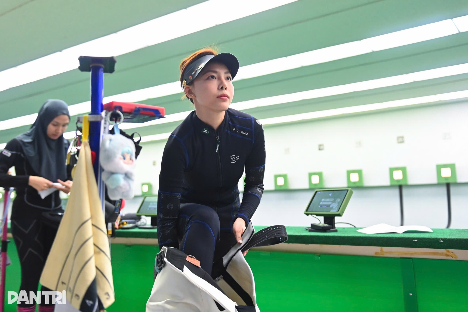 Hoa khôi bắn súng tiết lộ về bộ đồ thi SEA Games nặng 15kg - 4