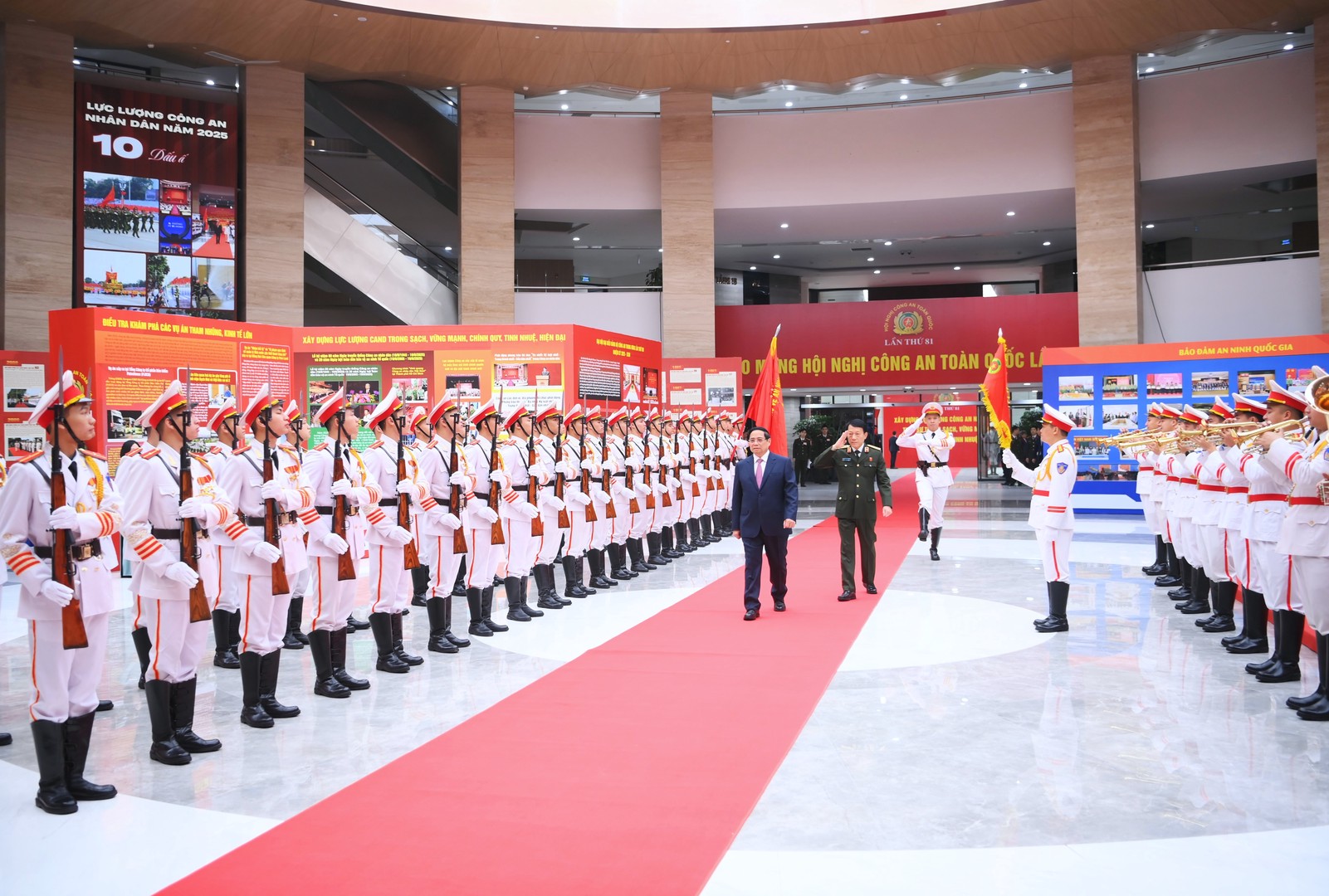 Thủ tướng Phạm Minh Chính dự Hội nghị Công an toàn quốc lần thứ 81 2 công an - Ảnh 2.