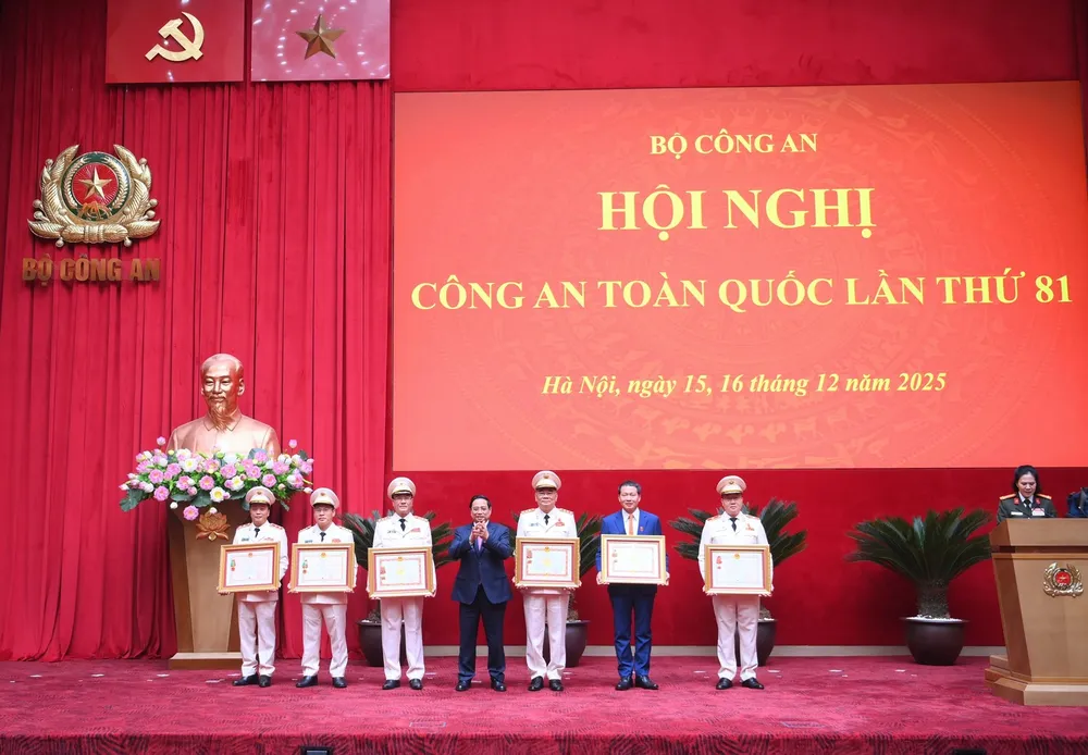 Thủ tướng Phạm Minh Chính trao Huân chương tặng Thượng tướng Phạm Thế Tùng, Thượng tướng Tô Ân Xô, ông Vũ Hồng Văn, Thượng tướng Nguyễn Văn Long, Trung tướng Đặng Hồng Đức và Thiếu tướng Trần Đăng Quỳnh. Thu-tuong-tang.jpg