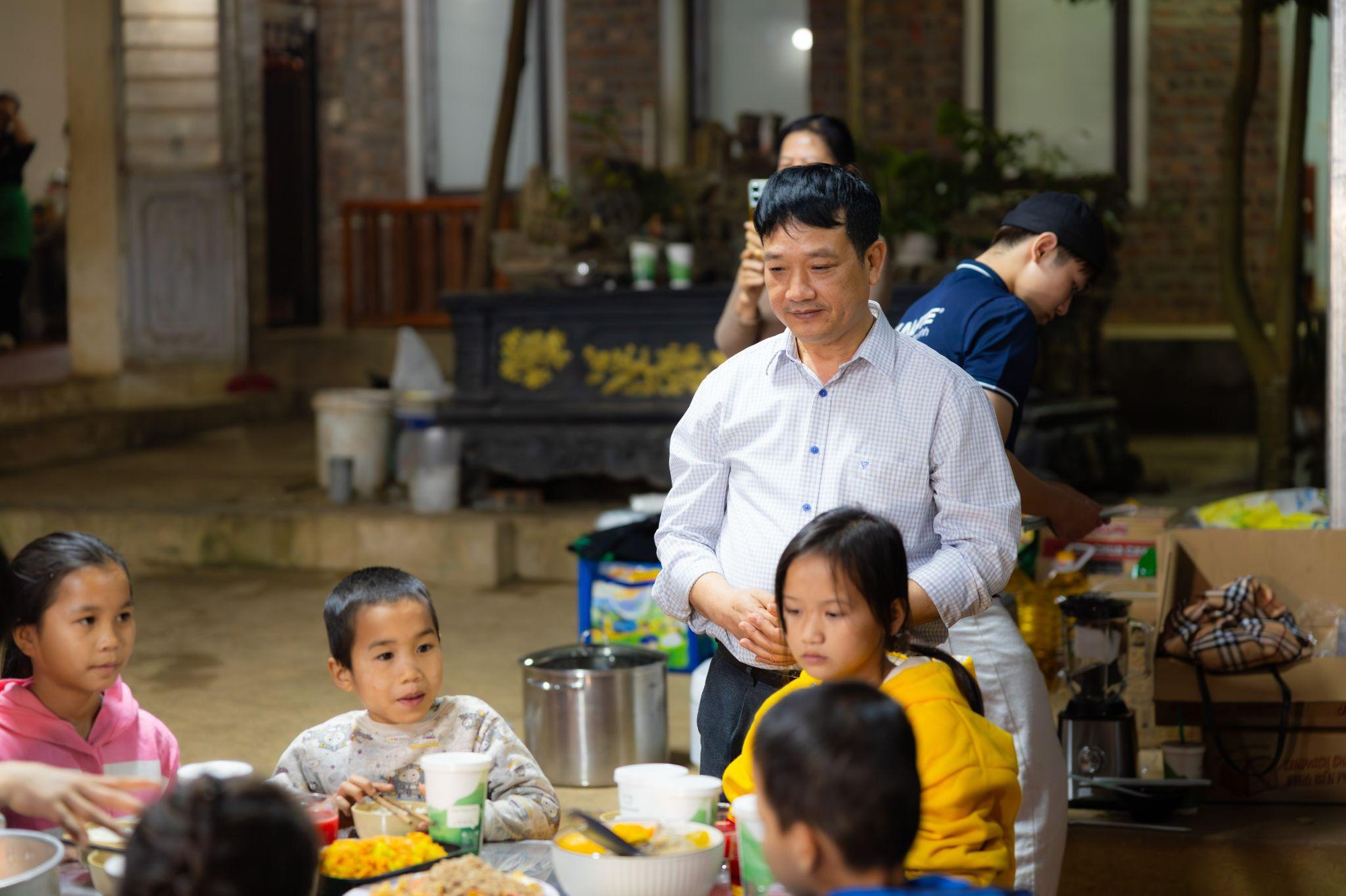 Hành trình trả ơn đời đẹp như cổ tích của người thầy “làm bố” 37 trẻ mồ côi- Ảnh 3.