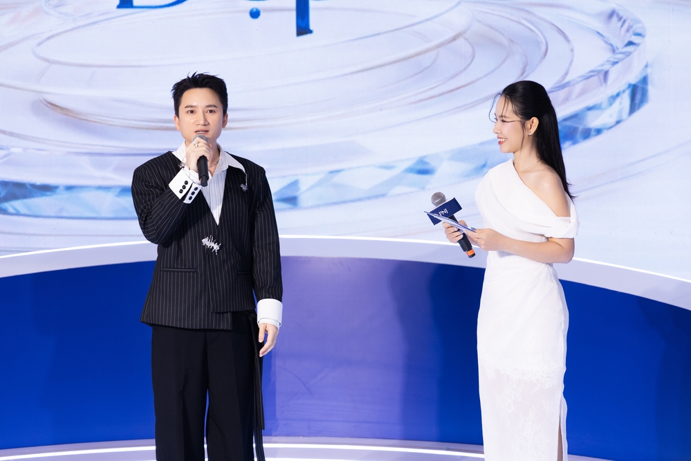 Phan Mạnh Quỳnh nhớ về những người trụ cột của gia đình mình.
Phan Mạnh Quỳnh nhớ về những người trụ cột của gia đình mình. - Tin sao Viet - Tin tuc sao Viet - Scandal sao Viet - Tin tuc cua Sao - Tin cua Sao