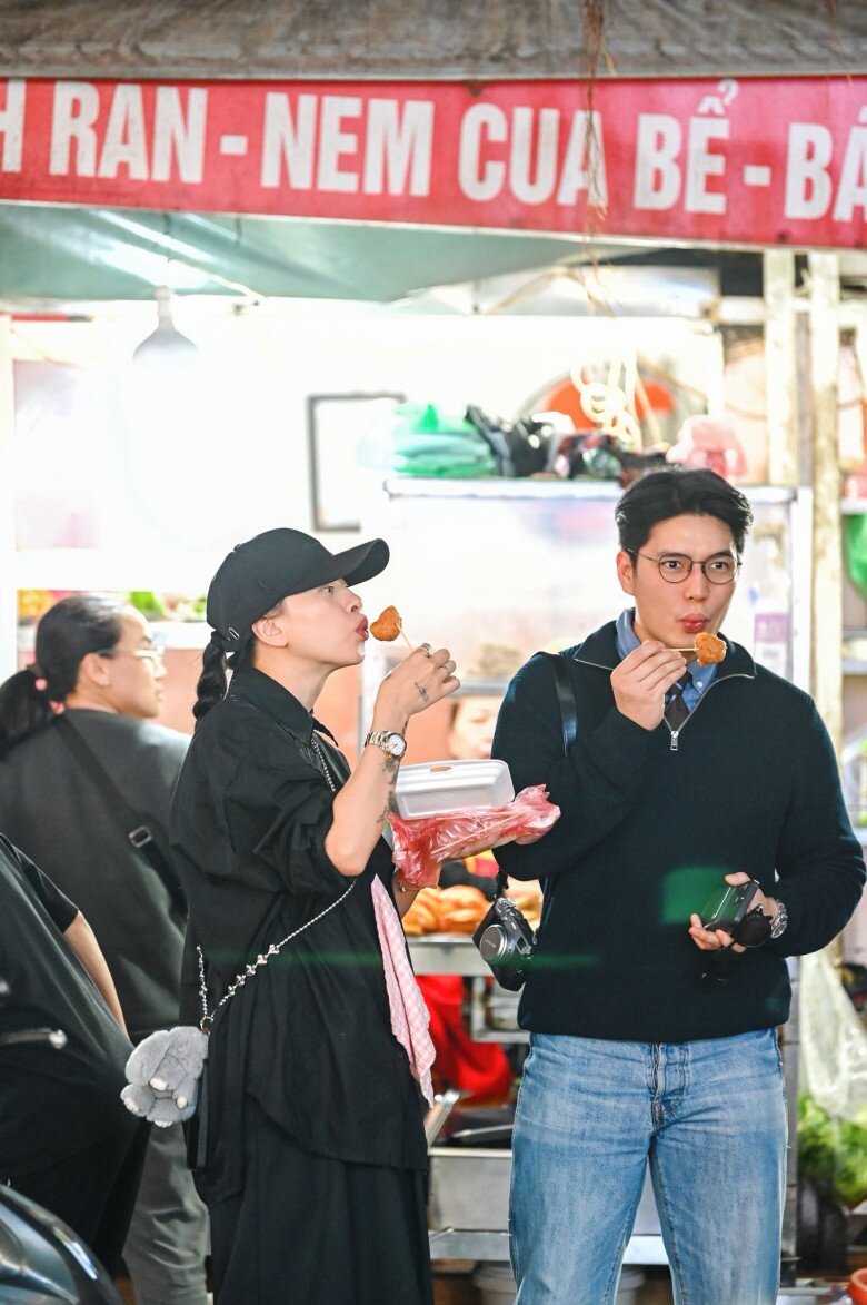 Vợ chồng Ngô Thanh Vân phải trốn con gái đi ăn vặt, lần đầu bé Gạo đi máy bay đã ngồi hạng thương gia 2 Cặp đôi dù ăn uống cũng phải tranh thủ thật nhanh để về với ái nữ đầu lòng.