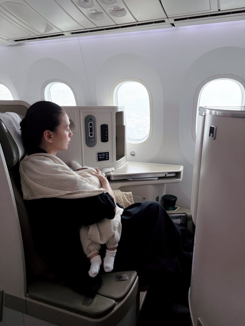 Vợ chồng Ngô Thanh Vân phải trốn con gái đi ăn vặt, lần đầu bé Gạo đi máy bay đã ngồi hạng thương gia 3 Huy Trần và Ngô Thanh Vân cho con gái đi máy bay hạng thương gia ra Hà Nội.