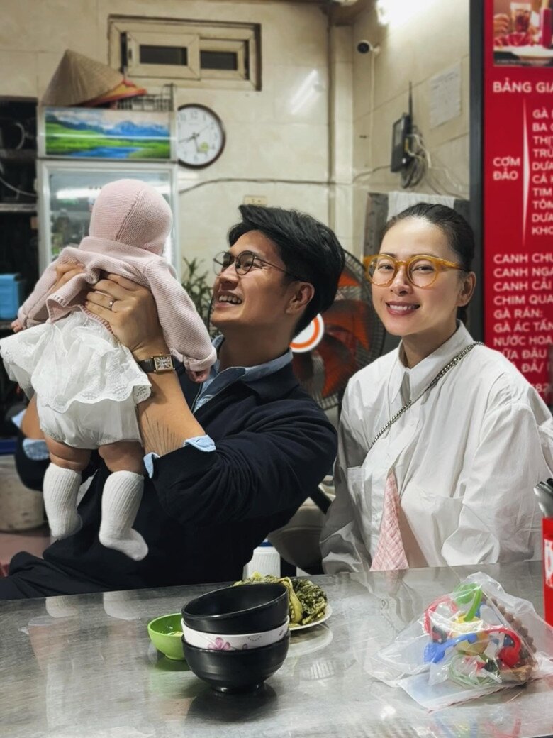 Vợ chồng Ngô Thanh Vân phải trốn con gái đi ăn vặt, lần đầu bé Gạo đi máy bay đã ngồi hạng thương gia 4 Ngô Thanh Vân hạnh phúc cho biết rất yên tâm trong suốt chuyến đi vì mọi việc đã có ông xã lo hết.