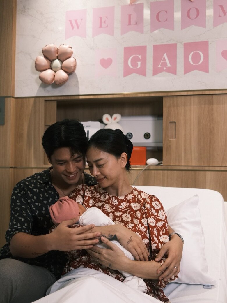 Vợ chồng Ngô Thanh Vân phải trốn con gái đi ăn vặt, lần đầu bé Gạo đi máy bay đã ngồi hạng thương gia 6 Vợ chồng Ngô Thanh Vân và Huy Trần chào đón con gái đầu lòng hồi tháng 8 vừa qua.