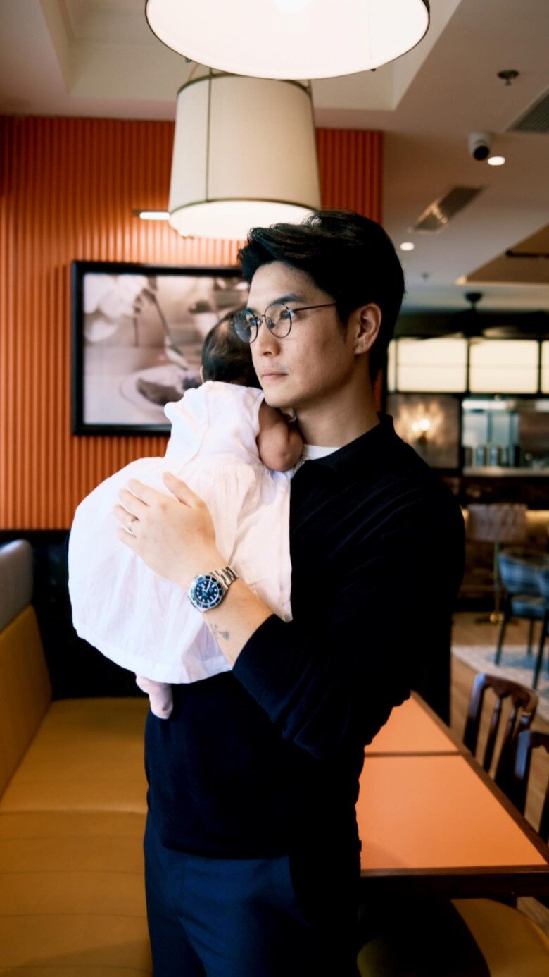 Vợ chồng Ngô Thanh Vân phải trốn con gái đi ăn vặt, lần đầu bé Gạo đi máy bay đã ngồi hạng thương gia 7 Huy Trần chi tiền “khủng” để chăm sóc ái nữ đầu lòng trong điều kiện tốt nhất.