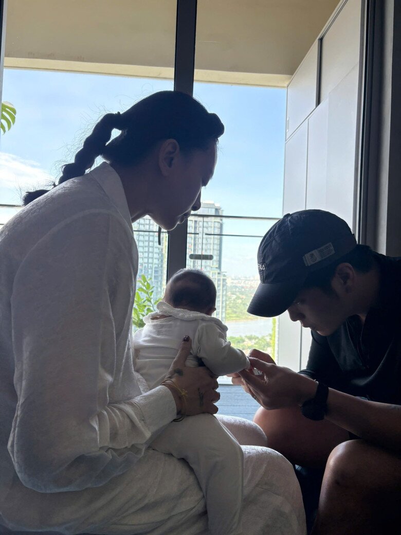 Vợ chồng Ngô Thanh Vân phải trốn con gái đi ăn vặt, lần đầu bé Gạo đi máy bay đã ngồi hạng thương gia 8 Vợ chồng Ngô Thanh Vân hiện vẫn chưa khoe ảnh cận mặt của ái nữ.