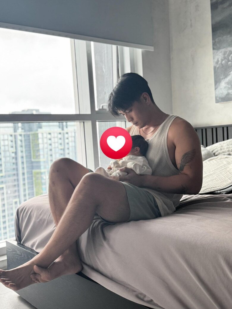 Vợ chồng Ngô Thanh Vân phải trốn con gái đi ăn vặt, lần đầu bé Gạo đi máy bay đã ngồi hạng thương gia 10 Ngô Thanh Vân từng hài hước chia sẻ khoảnh khắc ông xã “đầu bù tóc rối” khi chăm con gái.