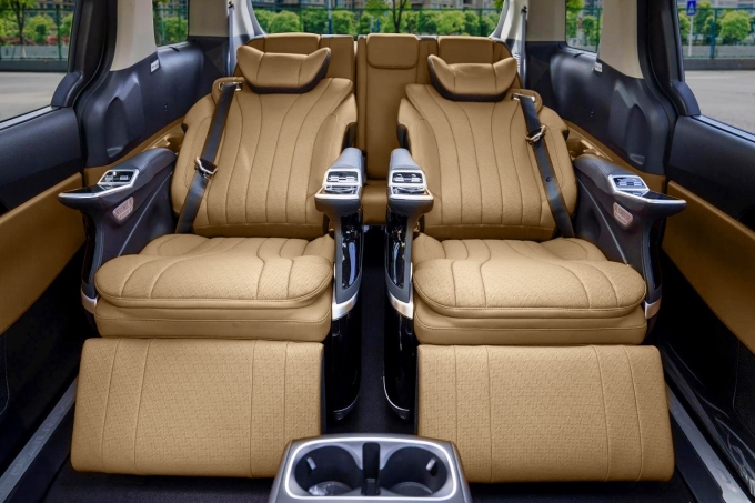 Tùy chọn hàng ghế thứ 2 trên Carnival Hybrid Premium. Ảnh: Thaco Auto