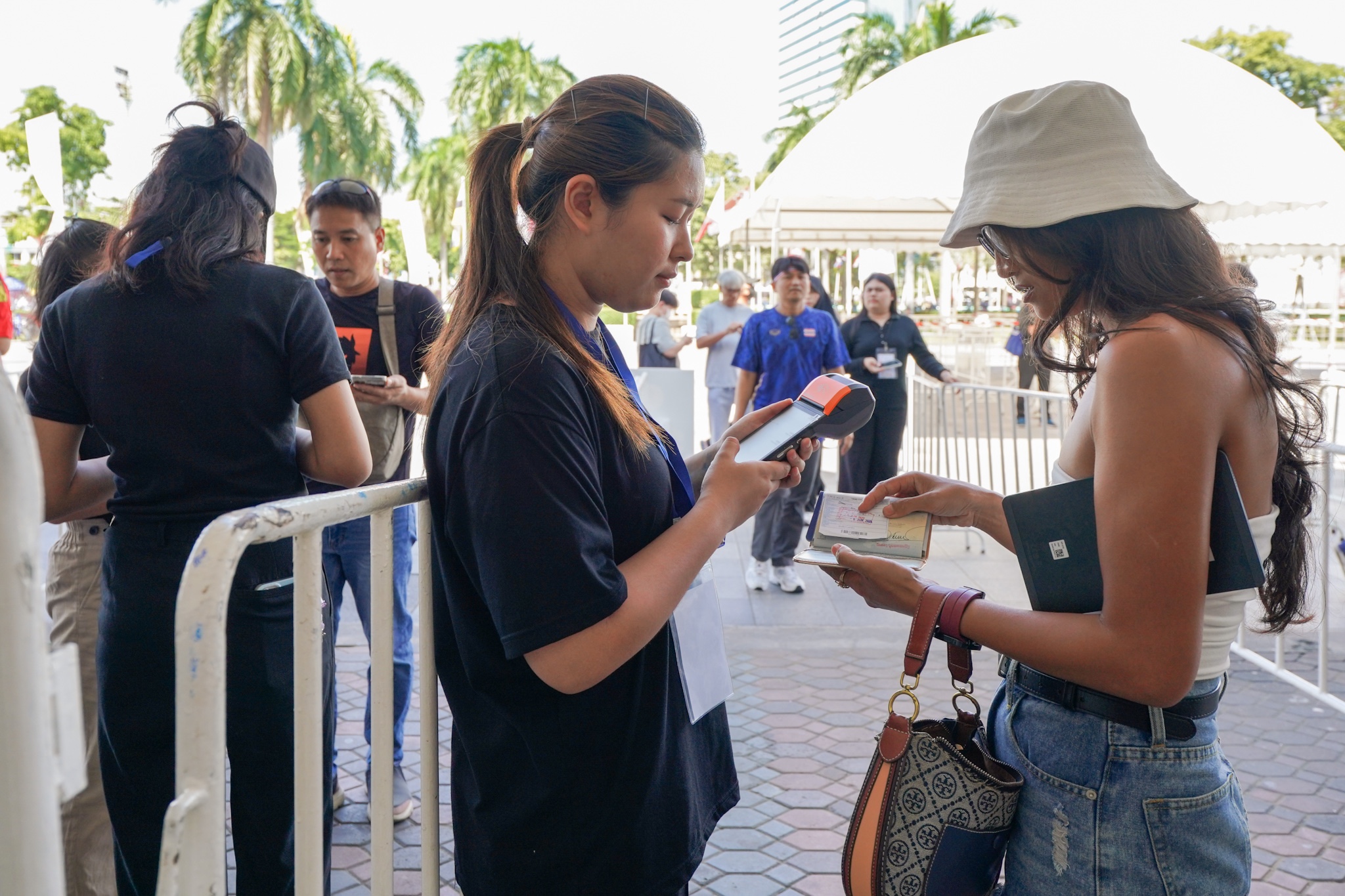 Nữ VĐV bóng chuyền Thanh Thúy được săn đón như siêu sao tại Thái Lan 6 Thanh Thúy - Ảnh 6.