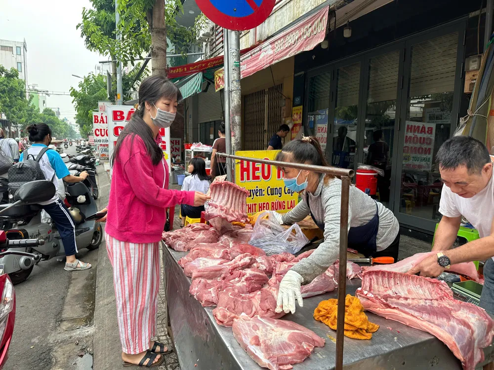 Giá thịt heo tại các chợ truyền thống đã tăng hơn so với 2 tháng trước đó. Ảnh: THU HÀ THỊT HEO