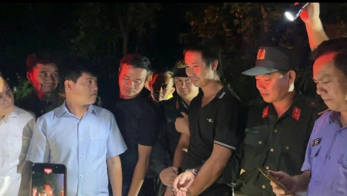 Thiếu tướng Nguyễn Đức Hải, Giám đốc Công an tỉnh Đồng Nai (thứ 3, bên trái), lúc bắt giữ Lê Sỹ Tùng, tối 5/10. Ảnh:Thái Hà