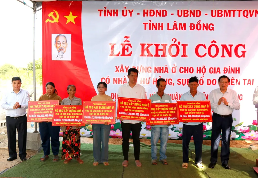 Trưởng Ban Nội chính Trung ương và Bí thư Tỉnh ủy Lâm Đồng trao bảng tượng trưng cho các hộ dân được xây dựng nhà mới trong chiến dịch. truong-ban-noi-chinh-trung-uong (5).jpg