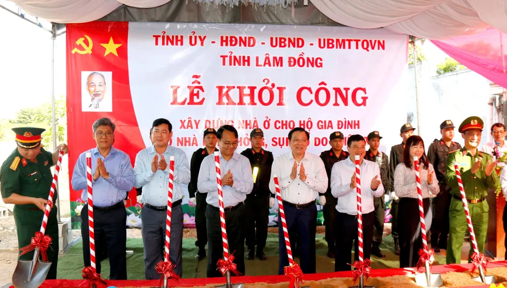 Trưởng Ban Nội chính Trung ương cùng đại diện Tỉnh ủy, UBND tỉnh và các ngành của tỉnh Lâm Đồng làm thủ tục khởi công xây nhà mới cho đồng bào. truong-ban-noi-chinh-trung-uong (2).jpg