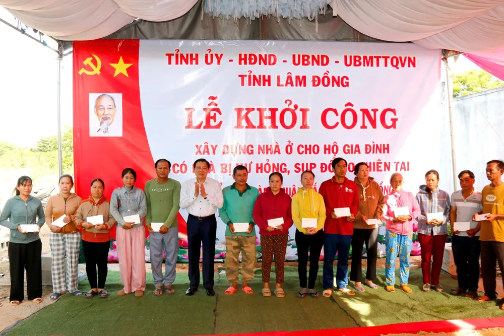 Ông Phan Đình Trạc tặng quà cho người dân. truong-ban-noi-chinh-trung-uong (3).jpg