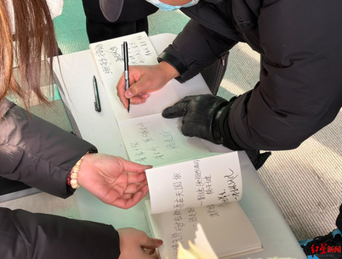 Bạn bè, khán giả ghi sổ tay tưởng niệm Hà Tình, gia đình không công khai hình ảnh ở tang lễ. Ảnh: Hongxing News