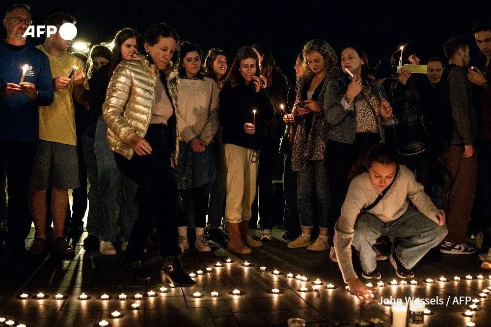 Người dân thắp nến tại Tel Aviv (Israel) để bày tỏ đoàn kết với các nạn nhân trong cộng đồng Do Thái sau vụ xả súng ở bãi biển Bondi ngày 14-12. Ảnh: AFP Lãnh đạo thế giới lên tiếng sau vụ xả súng khiến 65 người thương vong tại Úc.jpg