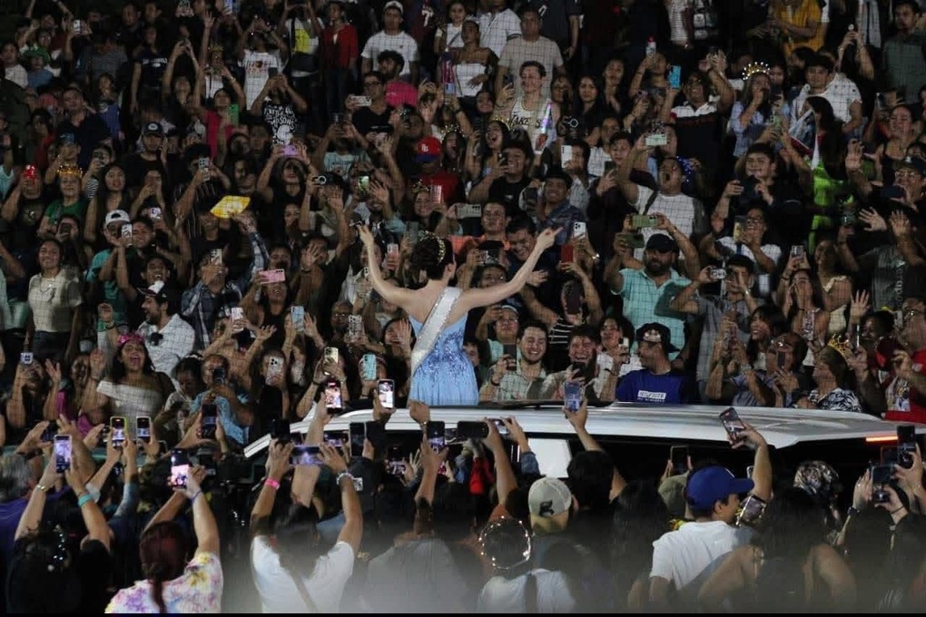 Tân Hoa hậu Hoàn vũ được biển người chào đón khi trở về nước - 2