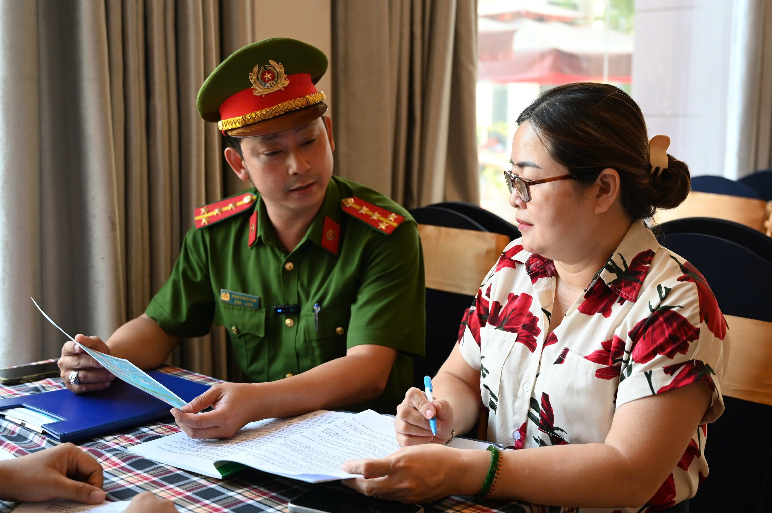 Công an TPHCM đến nhà trọ, khách sạn tuyên truyền Nghị định mới 1 Công an TPHCM đến nhà trọ, khách sạn tuyên truyền nghị định mới - Ảnh 1.