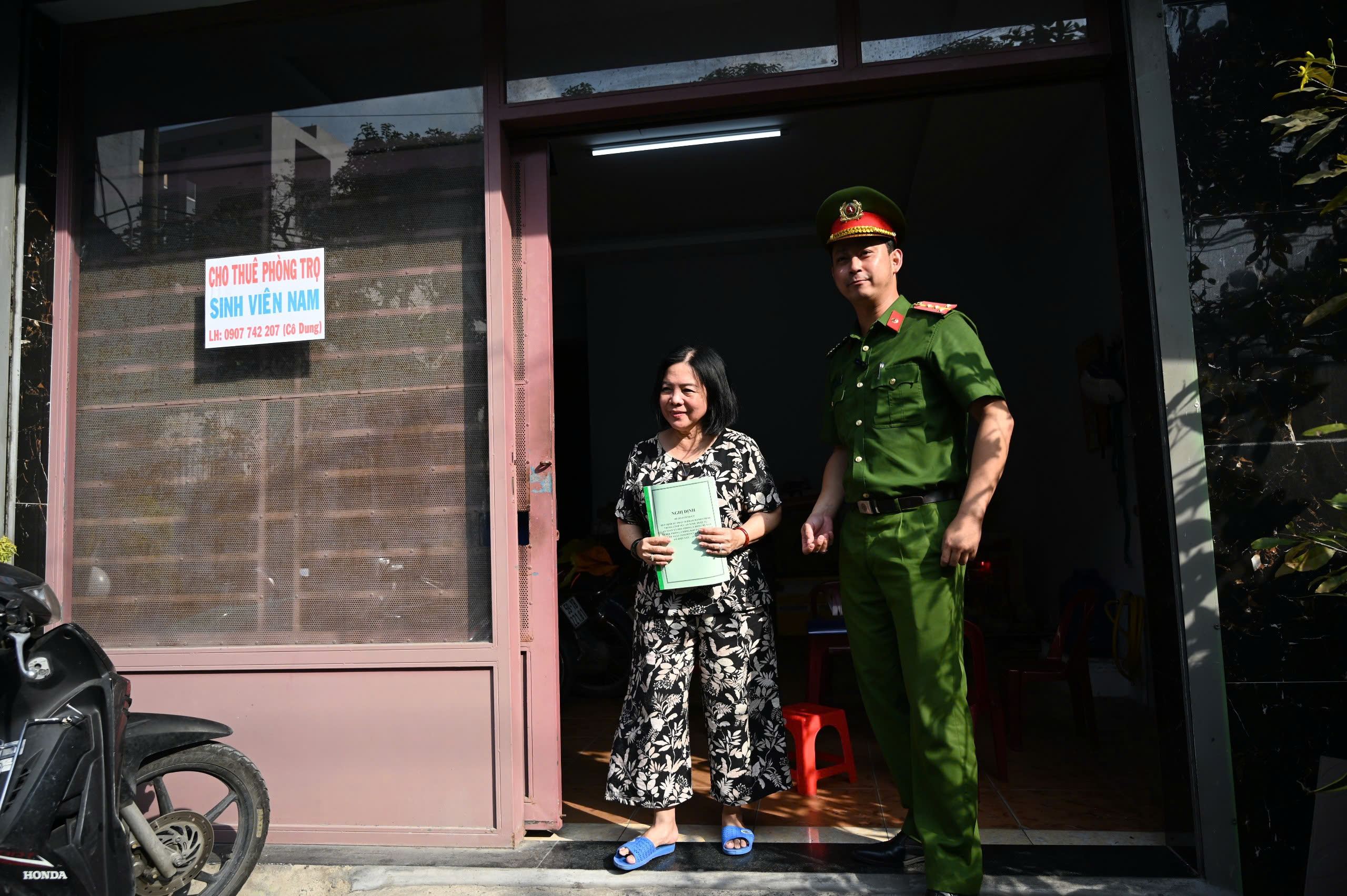 Công an TPHCM đến nhà trọ, khách sạn tuyên truyền Nghị định mới 2 Công an TPHCM đến nhà trọ, khách sạn tuyên truyền nghị định mới - Ảnh 2.
