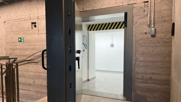 Phát hiện căn hầm chứa hàng trăm thùng phi lớn đựng hơn 300 tấn ‘kho báu’ cả thế giới thèm khát, tường dày cả gang, cửa nặng 4 tấn, camera an ninh hoạt động 24/7, nội bất xuất ngoại bất nhập- Ảnh 2. Phát hiện căn hầm chứa hàng trăm thùng phi lớn đựng hơn 300 tấn ‘kho báu’ cả thế giới thèm khát, tường dày cả gang, cửa nặng 4 tấn, camera an ninh hoạt động 24/7, nội bất xuất ngoại bất nhập- Ảnh 2.