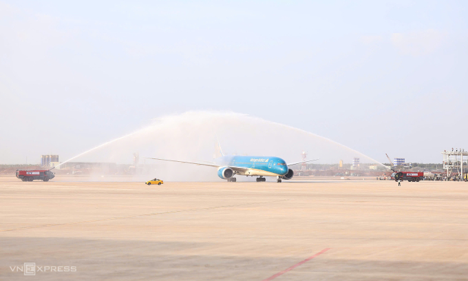 Nghi thức xịt nước chào đón máy bay ở Long Thành