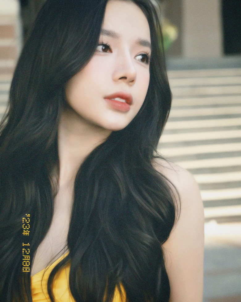 "Con gái" Trường Giang là nàng thơ mới của Trấn Thành, đẹp siêu thực như AI, eo nhỏ 56cm vạn người mê 6 Mỹ nhân 9x còn sở hữu suối tóc đen dài, bồng bềnh đẹp như nàng thơ.