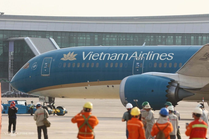 Máy bay dừng trước khu vực nhà ga hành khách. Ảnh: Quỳnh Trần