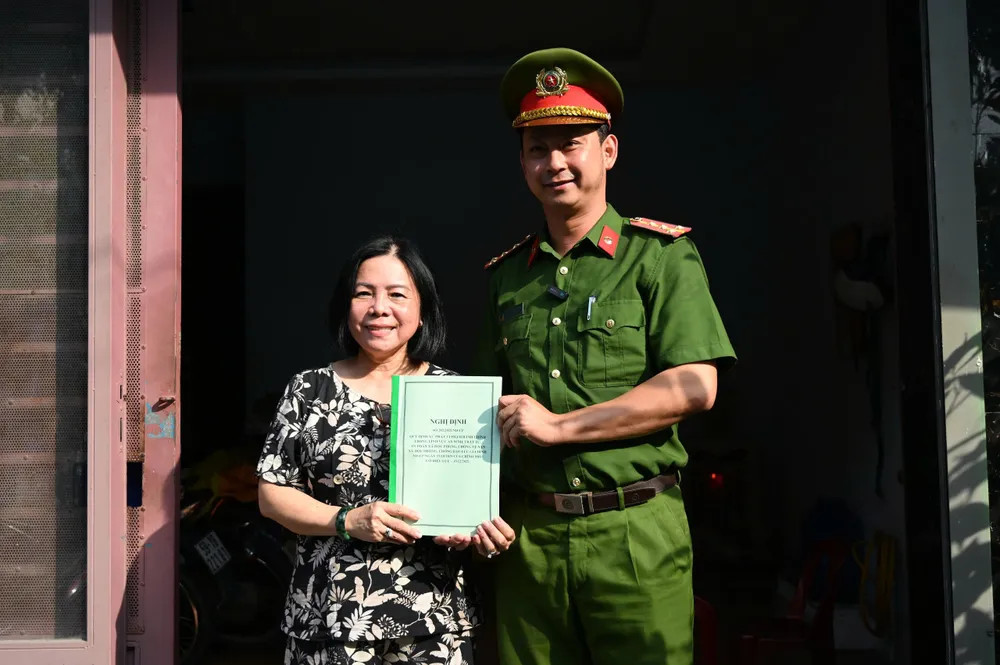 Bà Trần Ngọc Dung (57 tuổi, ngụ phường Thủ Đức), chủ nhà trọ được Cán bộ Công an Thủ Đức phổ biến, tuyên truyền chi tiết về Nghị định 282/2025 về việc đăng kí, quản lý cư trú. Ảnh: PHẠM HẢI z7329176359540_ae59064da0ec5a592662593a8c87f6ae.jpg