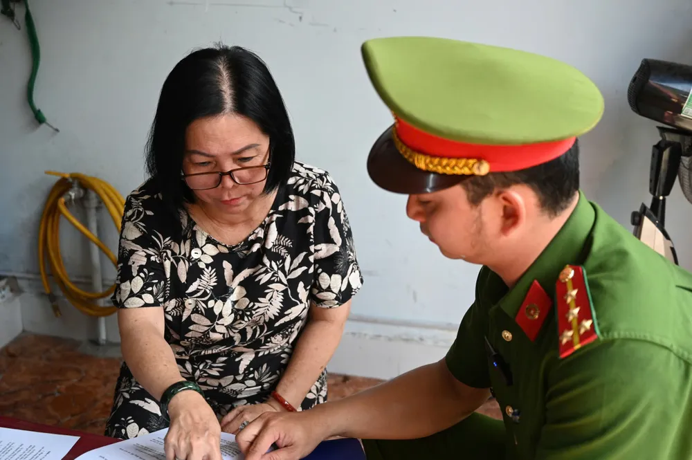 Cán bộ Công an phường Thủ Đức trực tiếp đến các khu nhà trọ, khách sạn trên địa bàn để tuyên truyền, hướng dẫn chủ cơ sở thực hiện đúng quy định khai báo lưu trú, đăng ký tạm trú theo Nghị định 282/2025 vừa chính thức có hiệu lực. Ảnh: PHẠM HẢI z7329176359541_7920700724eb72f108c29fa8f2737cf3.jpg